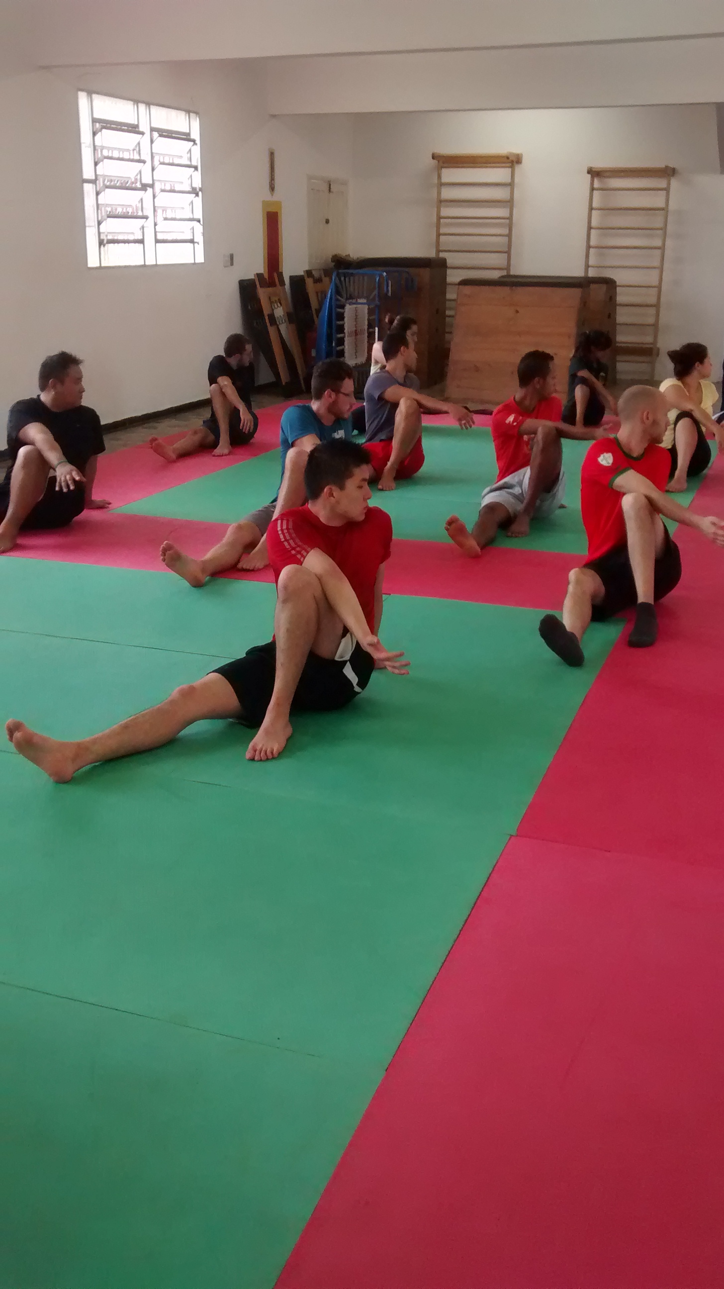 Упражнение на скручивание корпуса — похоже на Шалтай-Болтай