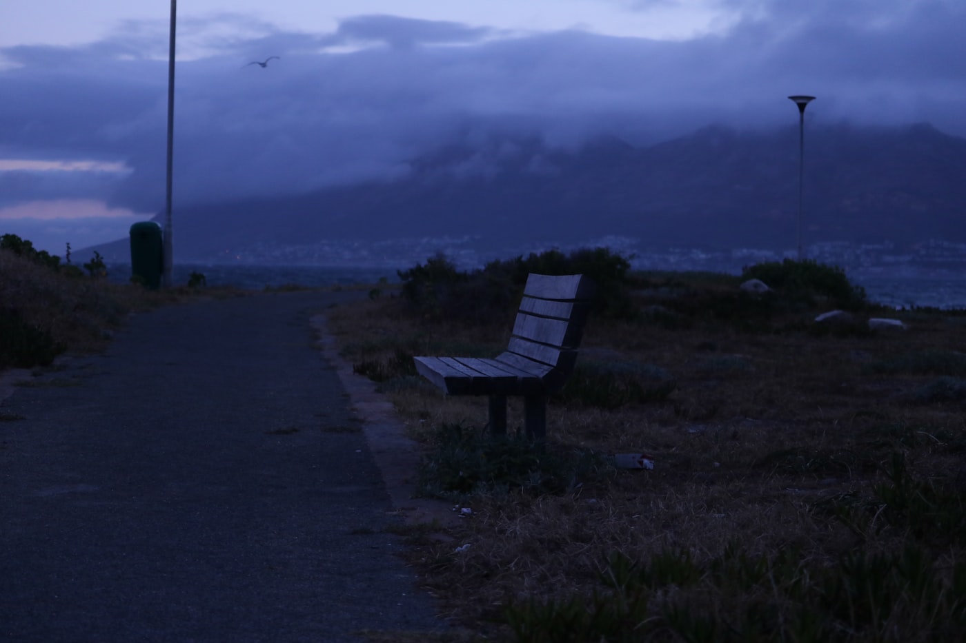 Пустая скамья у дорожки — метафора станции узловой