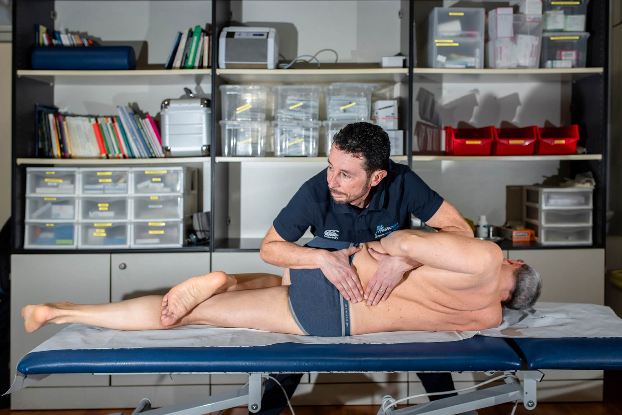 Остеопат проводит сеанс лечения пациента