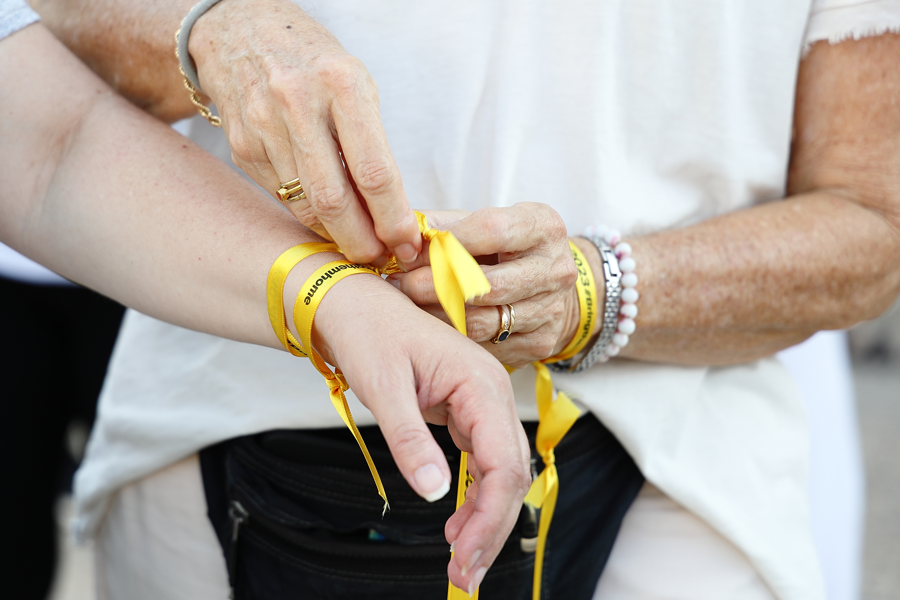Группа людей выполняет синхронные движения на площади — формат коллективного стресс-теста