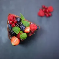 Шоколадный торт с карамелью и орехами