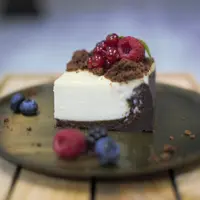 Брауни чизкейк и шоколадные капкейки с орехами и карамелью