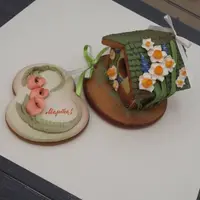 Домик с нарциссами и тюльпаны