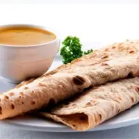 Горячий суп, свежая лепешка и вегетарианские овощные пироги