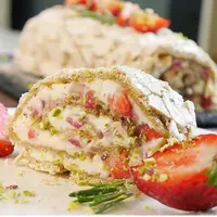 Меренговый рулет с фисташками и клубникой