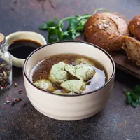 Первые блюда: Куриный суп с кнедлями, Борщ, Риболлита, Солянка, Средиземноморский суп