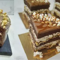 Бисквитный торт «Сникерс» без сахара и без глютена