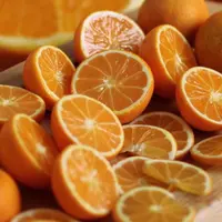 Апельсин в разрезе и целый