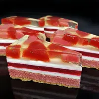 Нарезные пирожные Клубника в шампанском