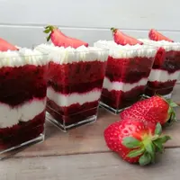 Трайфлы Красный бархат с клубникой и малиной