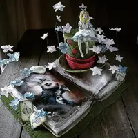 Полуоткрытая уютная состаренная книга