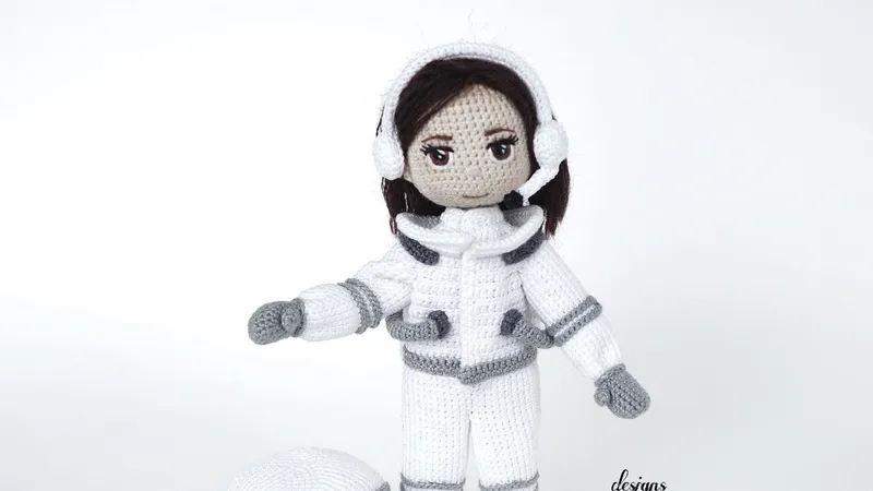 Кукла в костюме космонавта