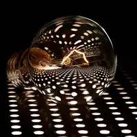 Горящая лампочка и эффектный фон