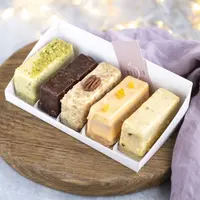 12 нарезных пирожных