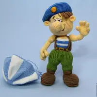 Вязаная игрушка Десантник