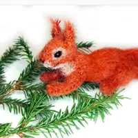 Брошка белочка