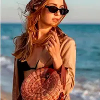 Сумка-таблетка из бумажных трубочек