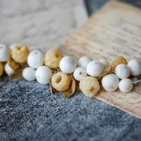 Браслет с желтой малиной и снежноягодником