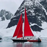 Горы, море, парусная яхта акварелью