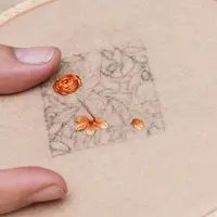 Техника вышивания цветочных узоров на войлоке