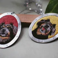 Металлические украшения с вышитыми деталями