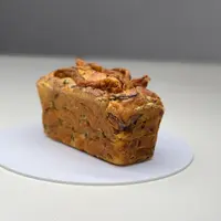 Картофельный кекс с жареным луком, хрустящим беконом и горчицей