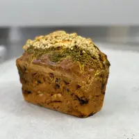 Кекс с вялеными томатами, соусом песто из петрушки с орешками и соленым крамблом