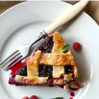 Пирожок с сочной вишней на хрустящем тесте