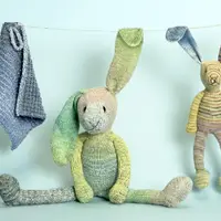 Вязаный спицами кролик Quwi