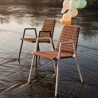 Яркие стулья в плетеной технике