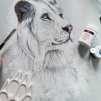 Белые лев и тигр