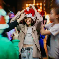 Подростковая новогодняя вечеринка на экране "Оливье Пати"