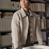 Вязаный спицами жакет Betula