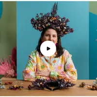 Декор из цветов и сухих листьев