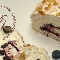 Меренговый рулет с черникой и маскарпоне