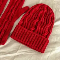 Шапка с фактурной косой