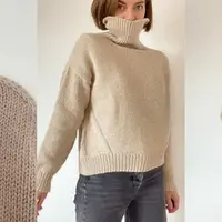 Вязаный свитер с воротником гольф спицами Norman