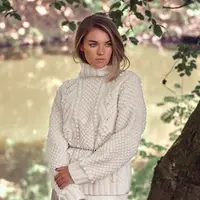 Свитер объемным узором спицами из толстой пряжи Treasured