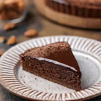 Тарт брауни с карамелизированным миндалем и шоколадной помадкой