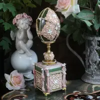 Яйцо на подставке Самоцветы