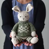 Вязаный спицами бесшовный кролик в штанах и свитере Christopher Bunny