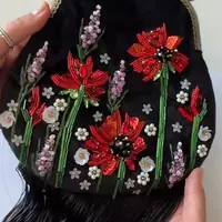 Сумочка Маки на фермуаре с вышивкой