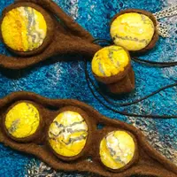 Камни в оправе. Техника создания украшений из войлока