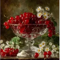 Красная смородина в хрустальной вазе