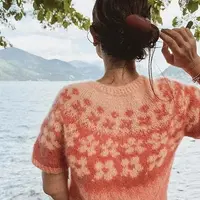 Вязанный спицами топ с цветами на кокетке Enjoy Flowers