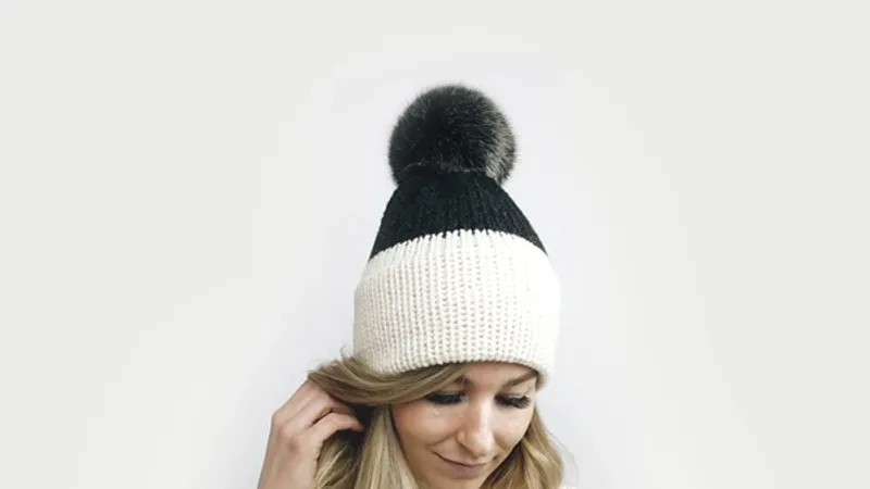 Двуцветная вязаная шапка Саванте