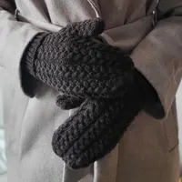 Вязаные спицами варежки косами Bloomfield