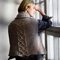 Вязаный спицами жилет с аранами на спине Urra