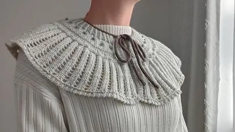 Вязаный спицами модный воротник с ажурной оборкой Anbi