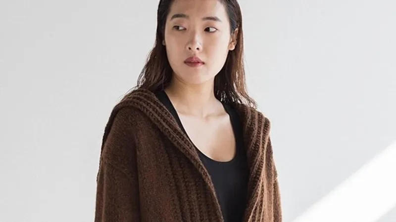 Вязаный спицами стильный пуловер с широким воротником и глубоким вырезом V-горловины Kaffee